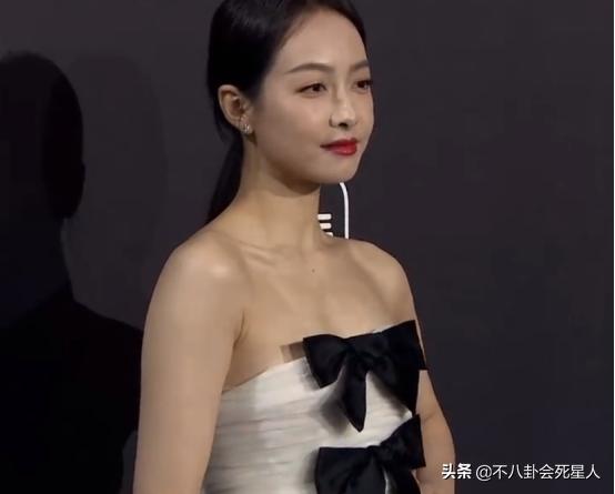 女明星紧身裤图_红毯紧身礼服尴尬造型案例_女星紧身礼服造型翻车