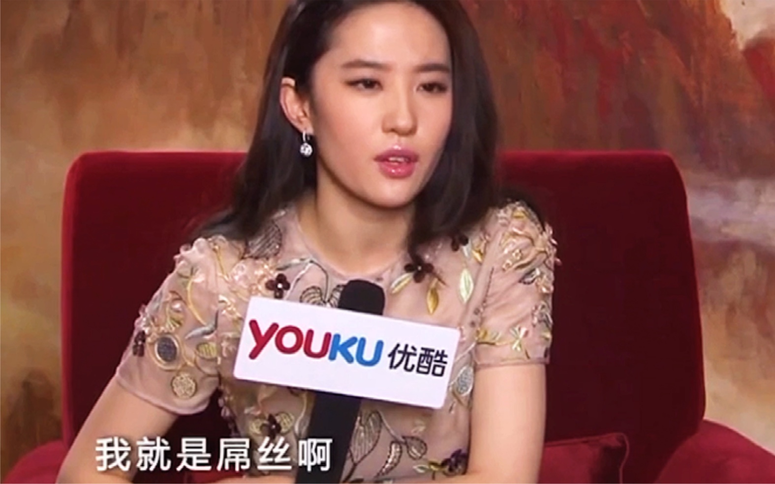 刘亦菲辣妹穿搭被骂辣眼睛_刘亦菲LV内衣造型争议_华语女明星内衣