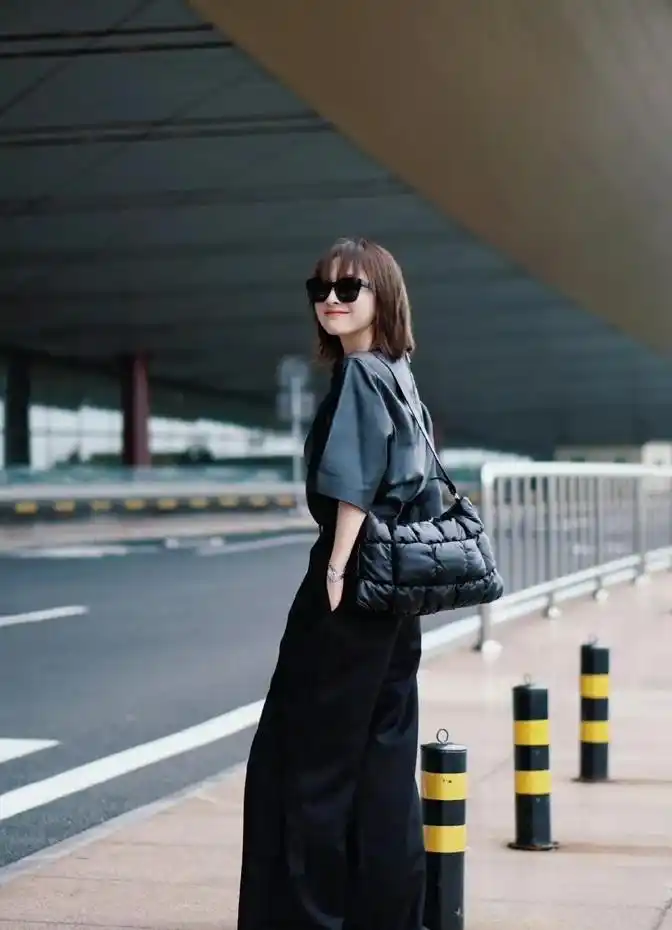 女明星直播间_吴昕直播带货转型经历_吴昕直播外国网友英语互动