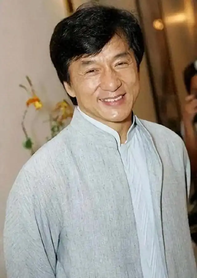 女明星全名拼音_明星本名改名故事_明星原名与艺名区别