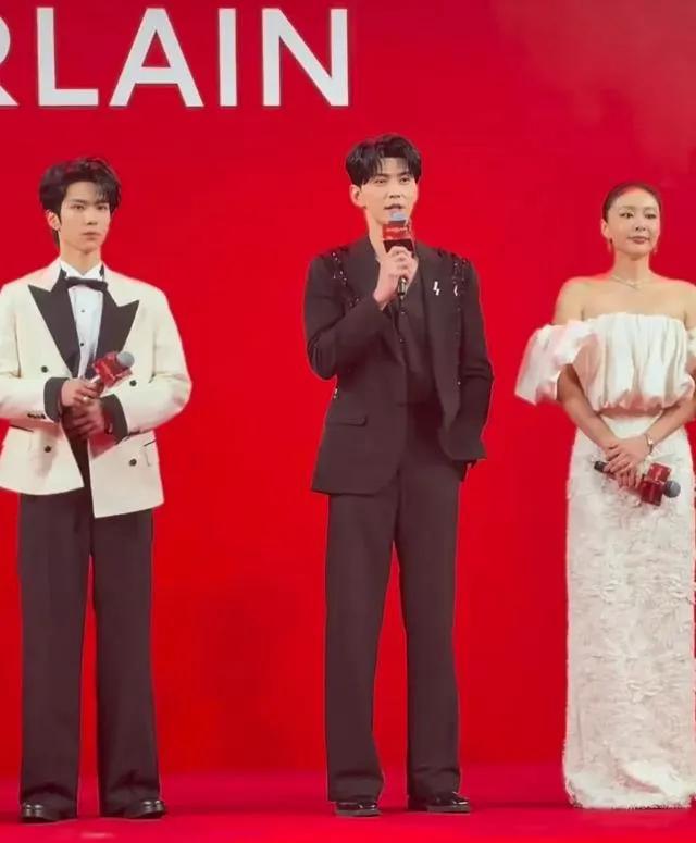 娱乐圈活动排名_娱乐圈珍贵合影_宋威龙赵今麦C位